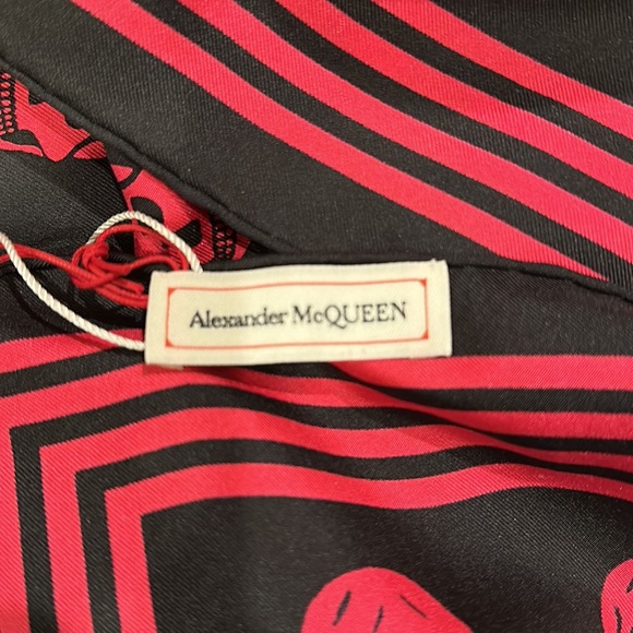 ALEXANDER MCQUEEN BRAND NEW WITH TAGS 100% SILK SCARF - Picture 6 of 6